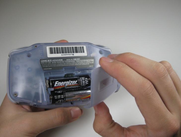 Gameboy Advance Shell Vervangen - Batterijen verwijderen